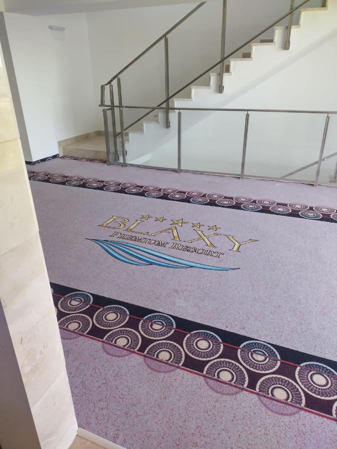 Blaxy Resort Stefi Cu Acces La Piscine Gratuit Douazeci si Trei August Bagian luar foto