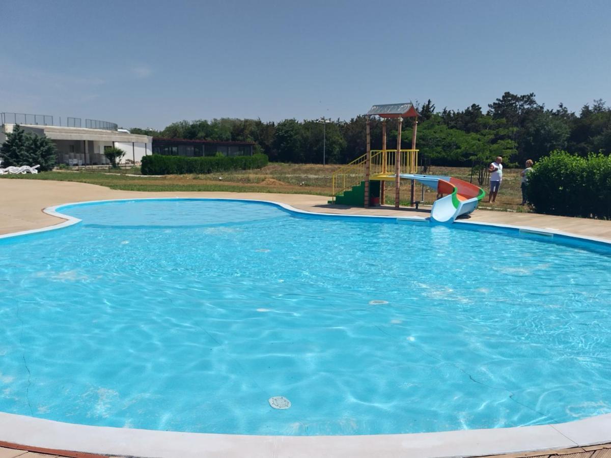 Blaxy Resort Stefi Cu Acces La Piscine Gratuit Douazeci si Trei August Bagian luar foto
